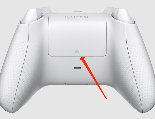 Аккуратно сдвиньте крышку отсека батарей на контроллере Xbox Wireless, чтобы открыть батарейный отсек.