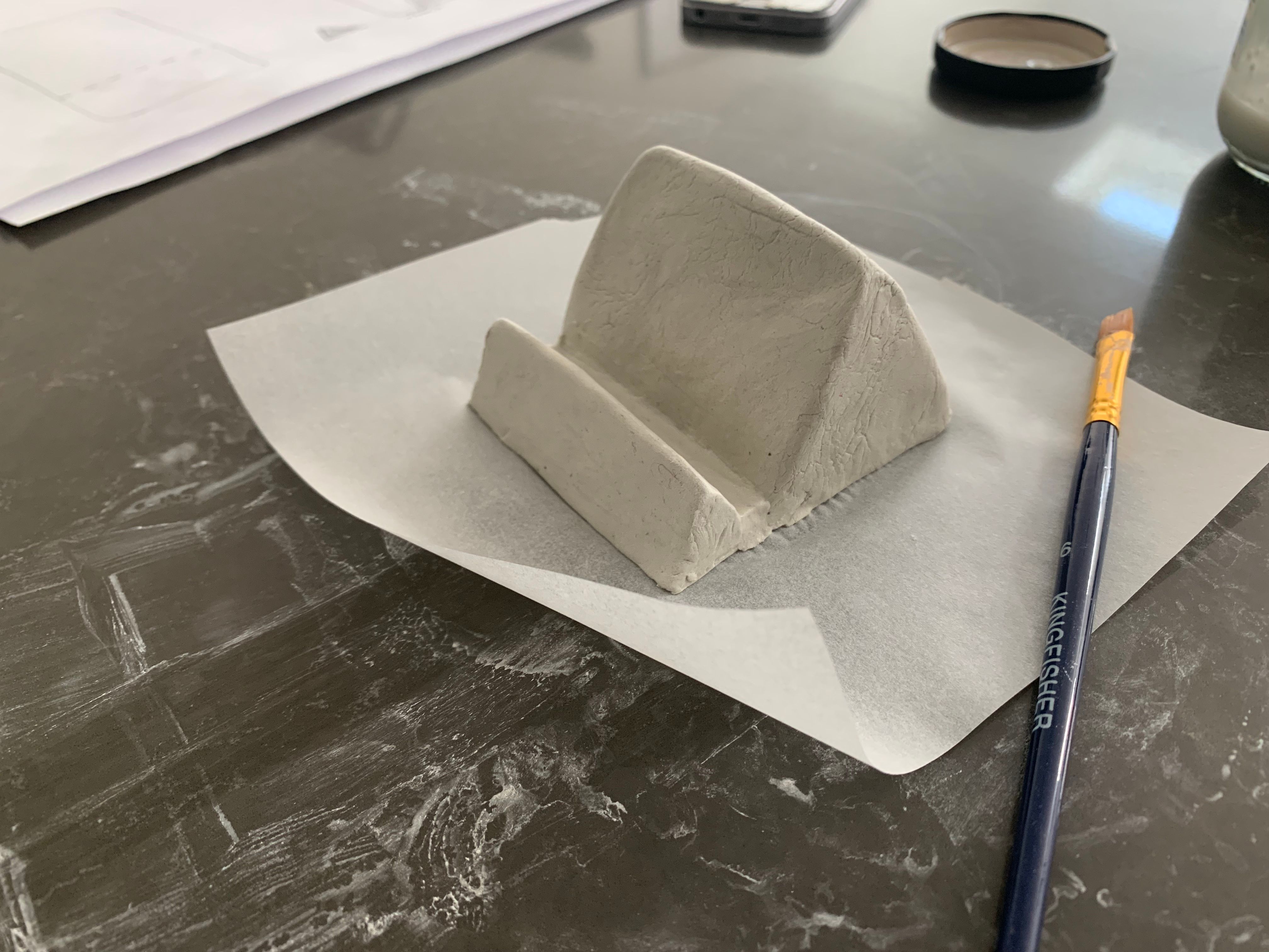 Форма подставки из глины до сушки