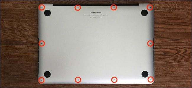 Снимите все винты снизу MacBook