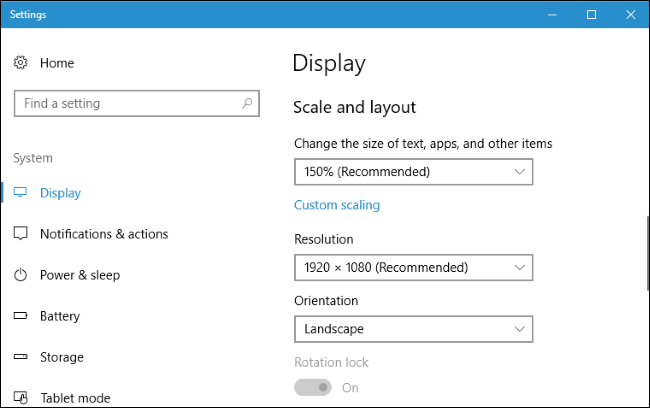 Нижняя панель настроек дисплея в Windows с опциями масштаба и разметки