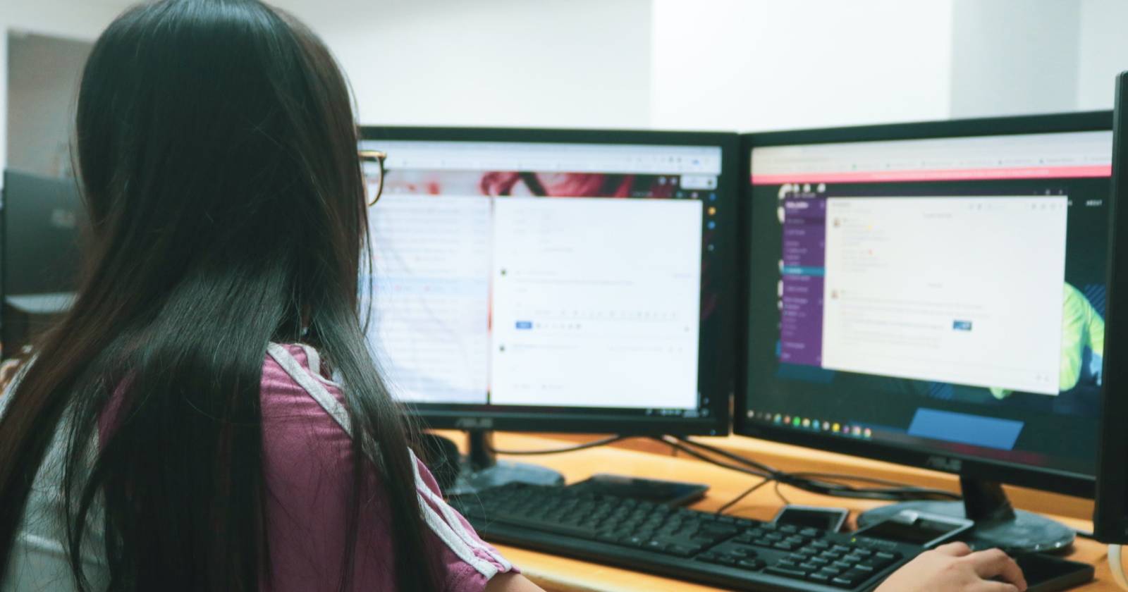 Mulher usando um computador desktop