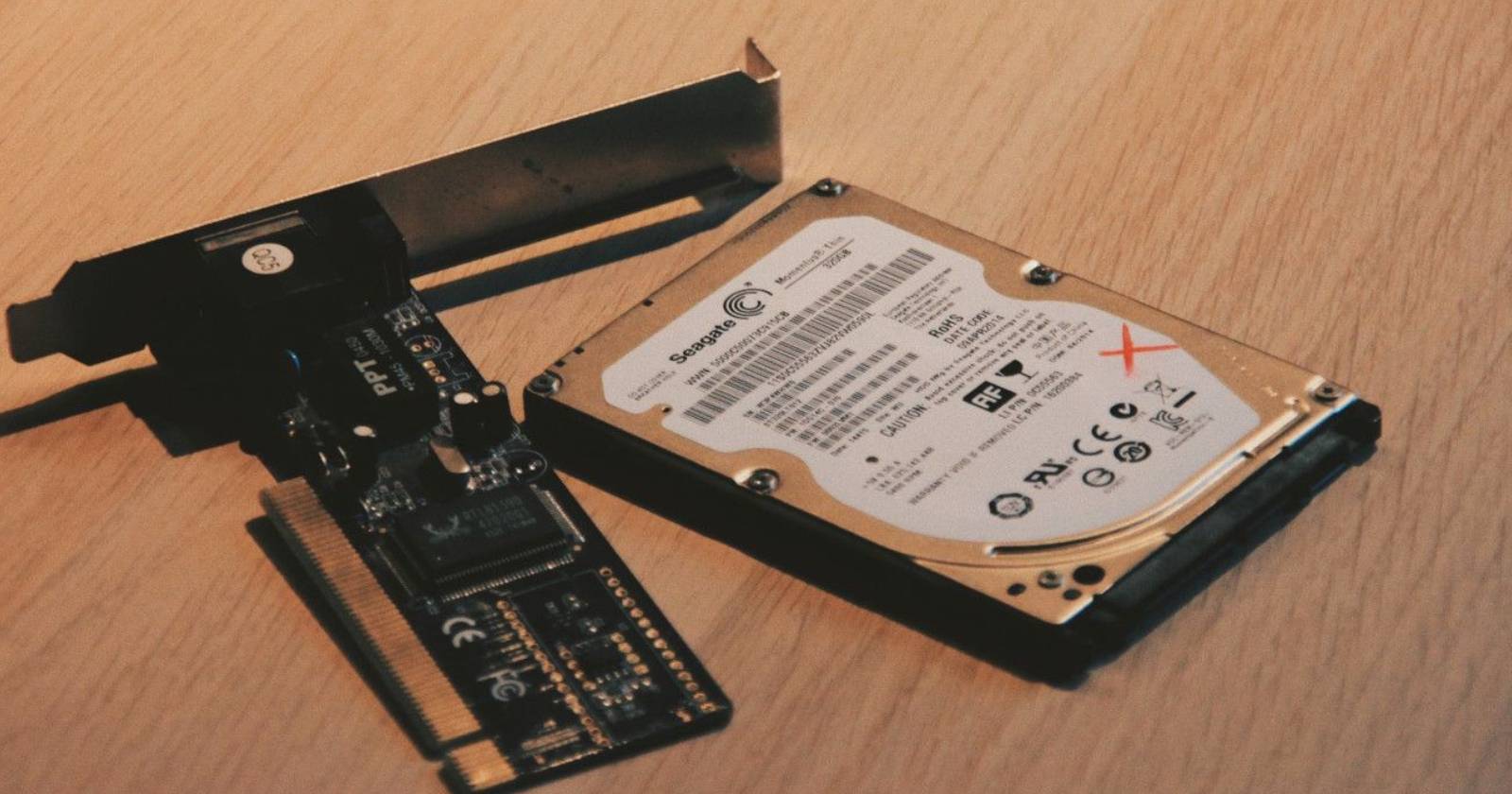 несколько жёстких дисков и SSD на столе