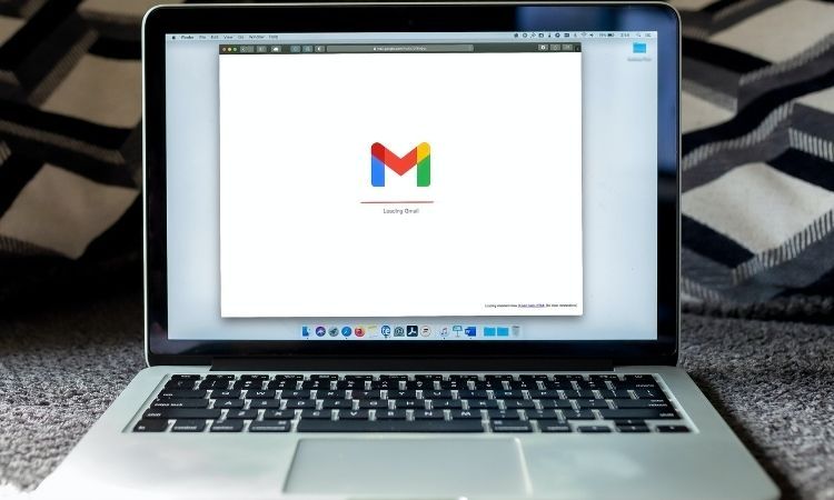 MacBook Pro с открытым почтовым клиентом Gmail на экране