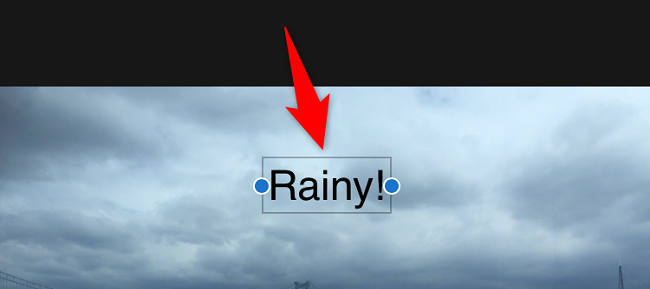 Введите текст для добавления на изображение в Photos на iPhone.