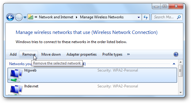 Выбор профиля сети и кнопка Удалить на экране Управление беспроводными сетями