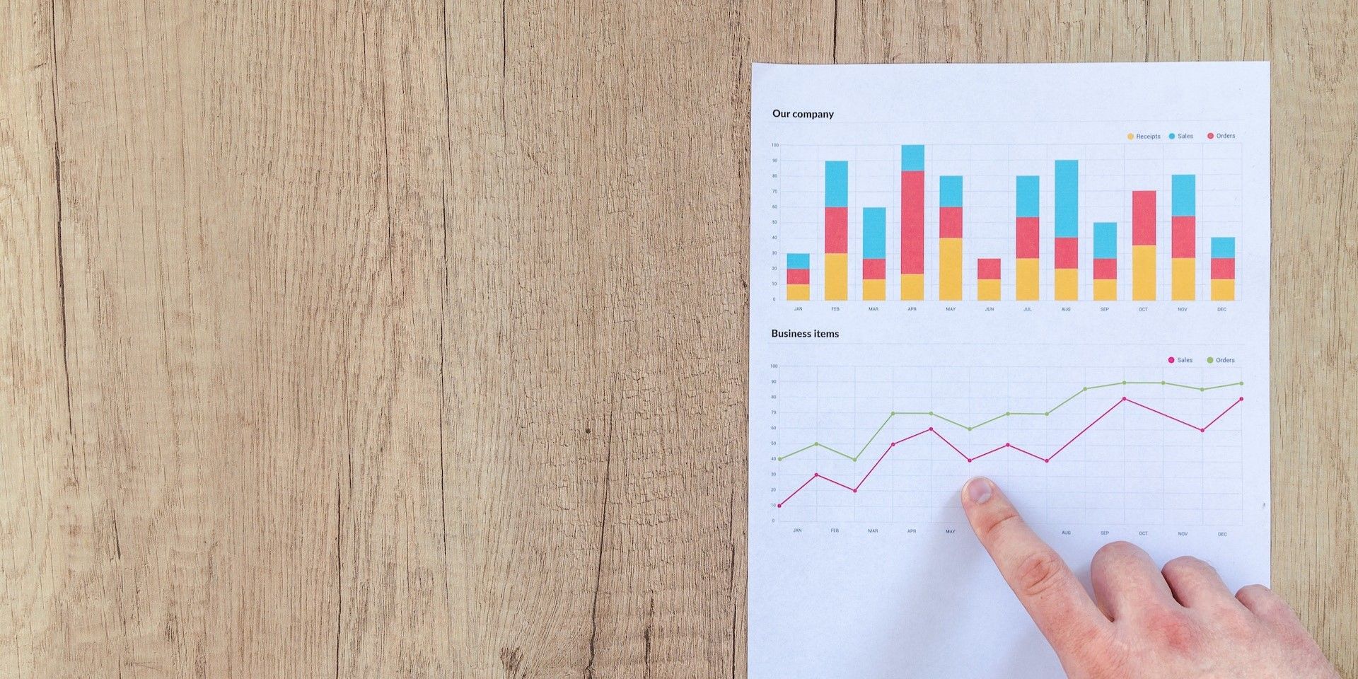 Человек указывает на график на бумаге