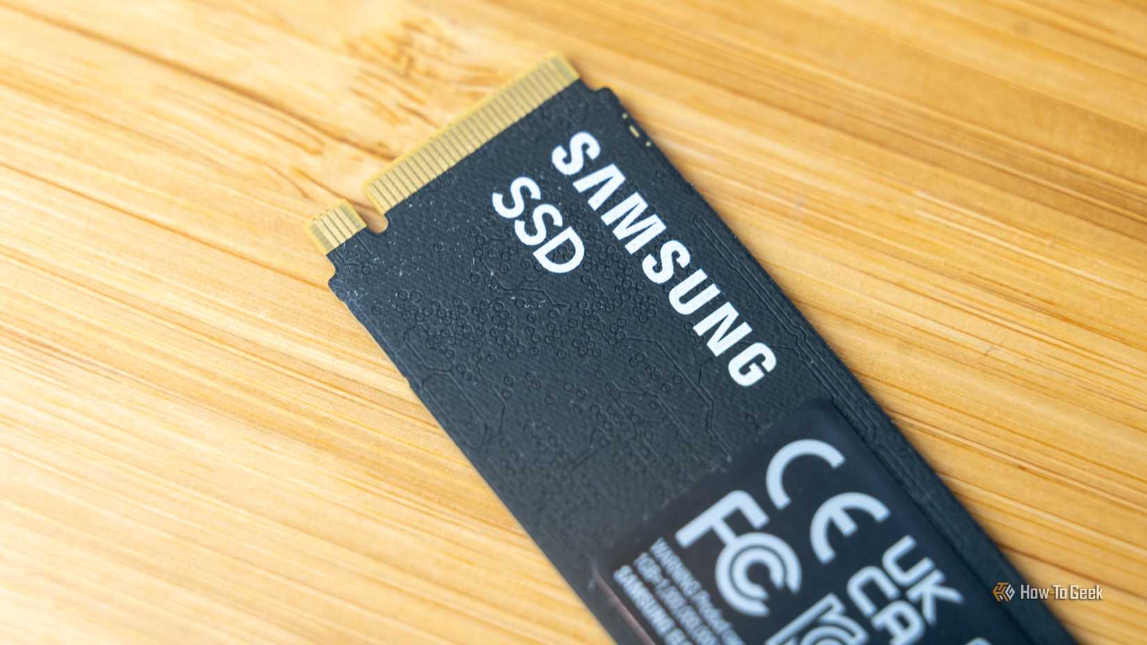 Логотип Samsung на задней стороне NVMe SSD 9100 PRO.