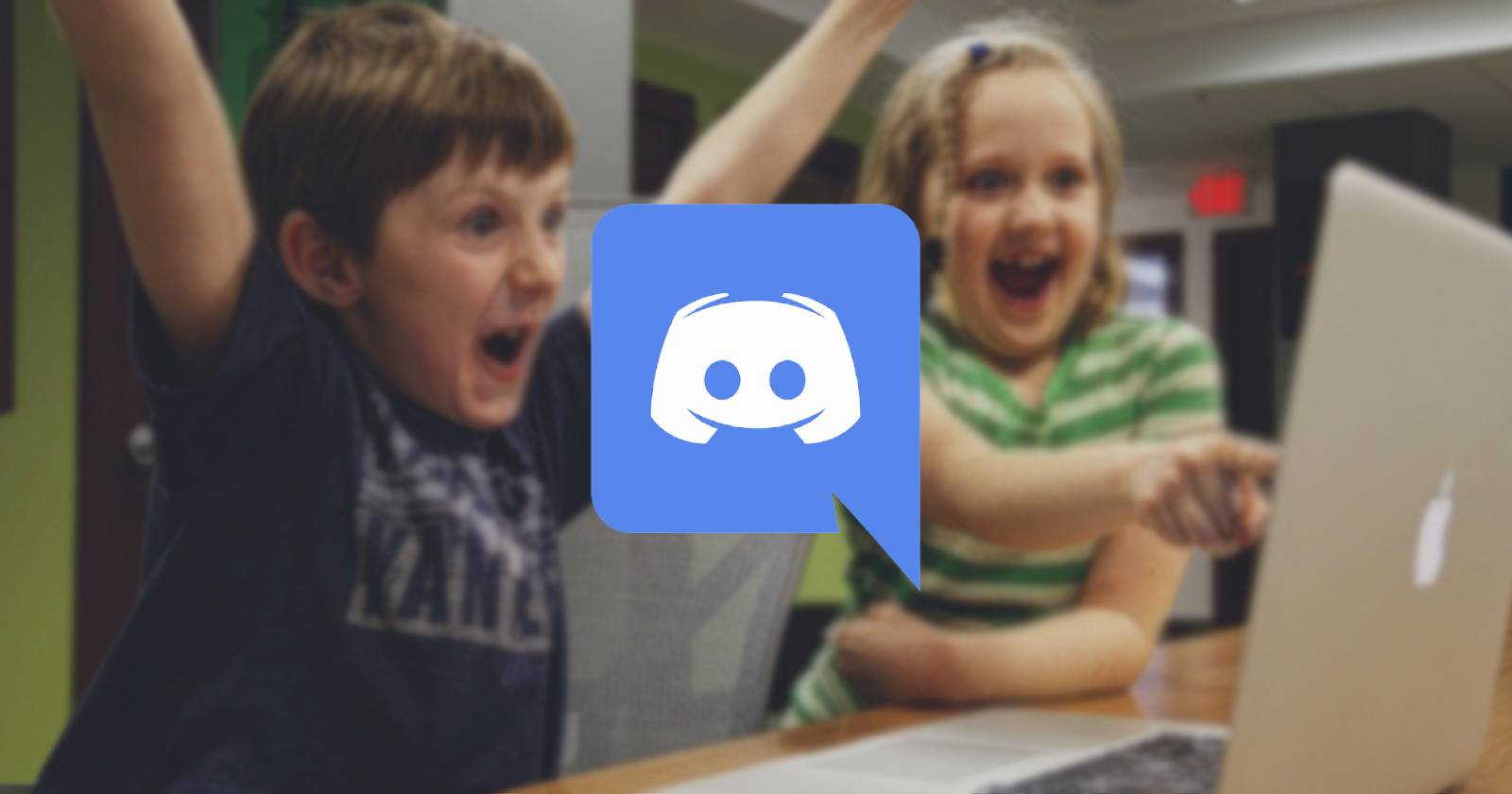 Дети играют и общаются в Discord на устройствах