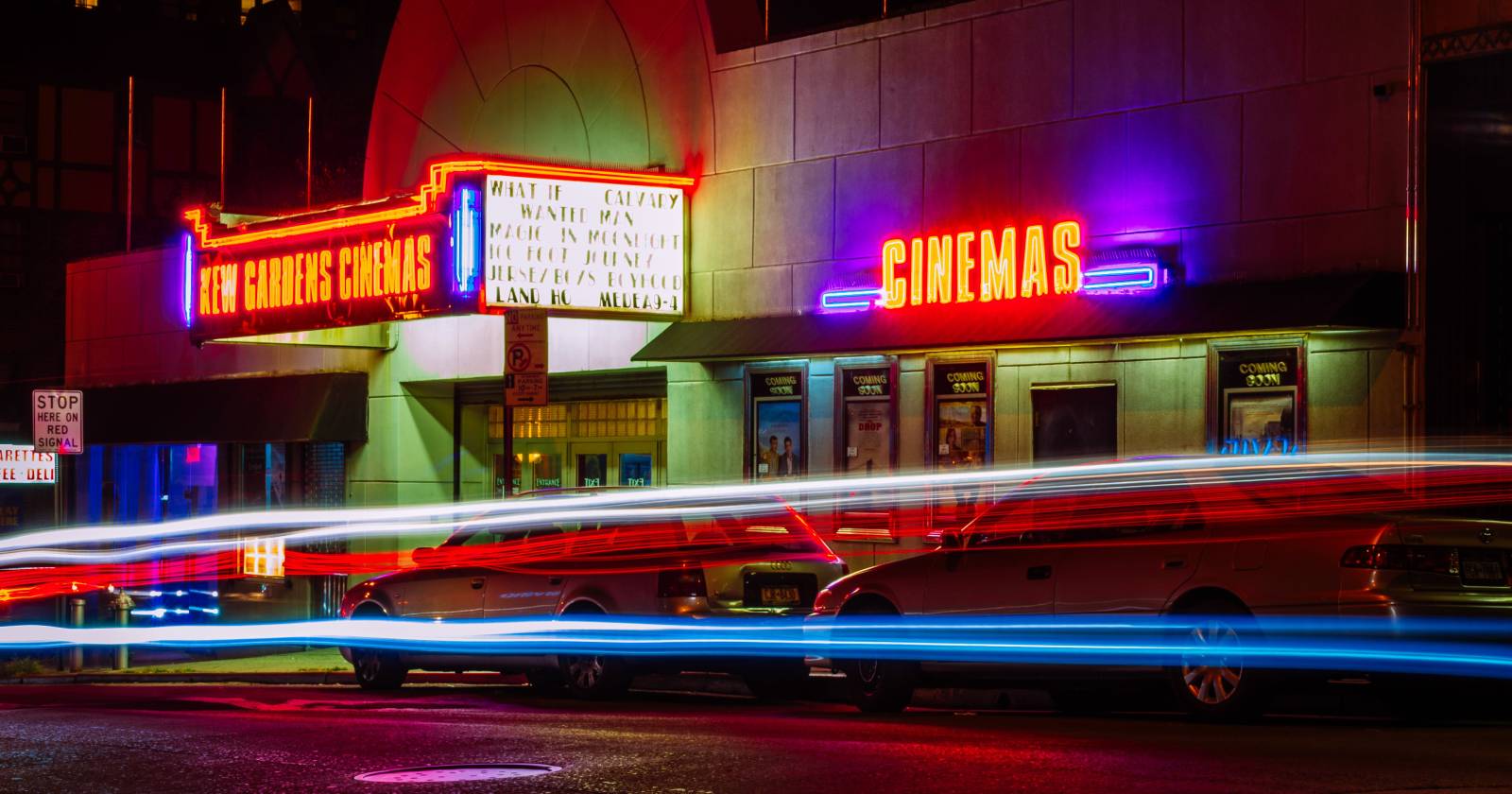 Кинозал с экраном