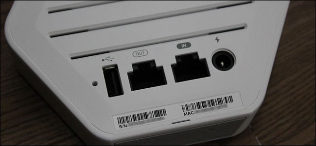 Подключение Ethernet кабеля от модема к порту In на устройстве Luma