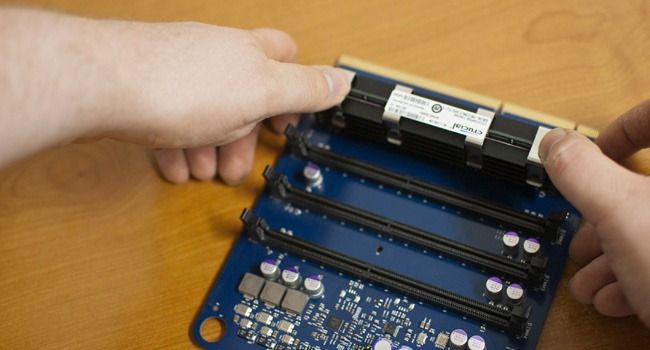 Процесс установки модуля оперативной памяти в ноутбук