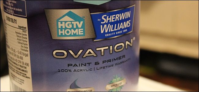 Рядом открытая банка краски и насадка для аккуратного наливания, чтобы не залить ободок