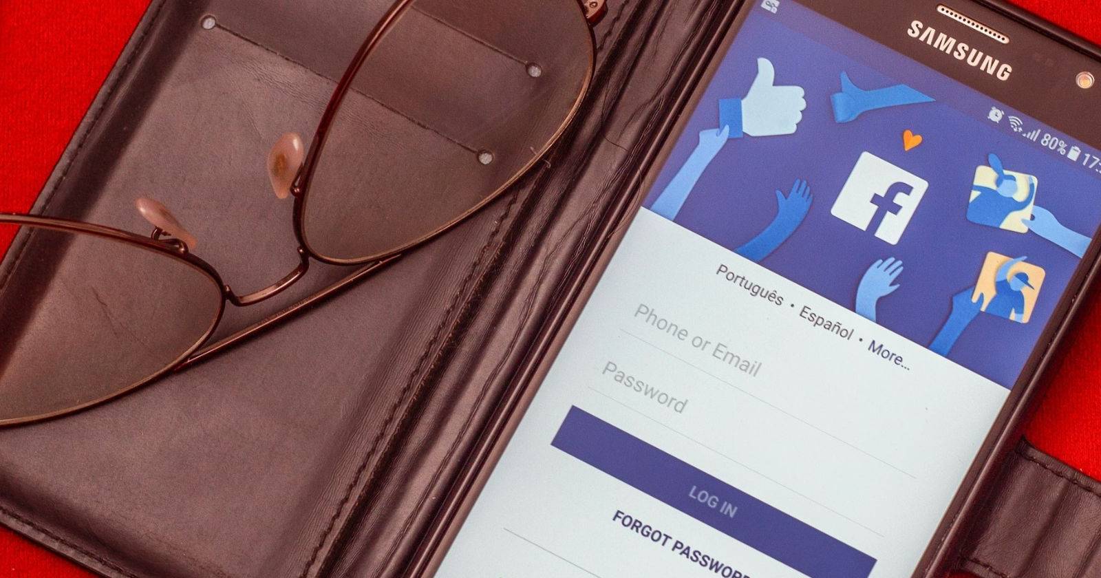 Вход в Facebook на смартфоне