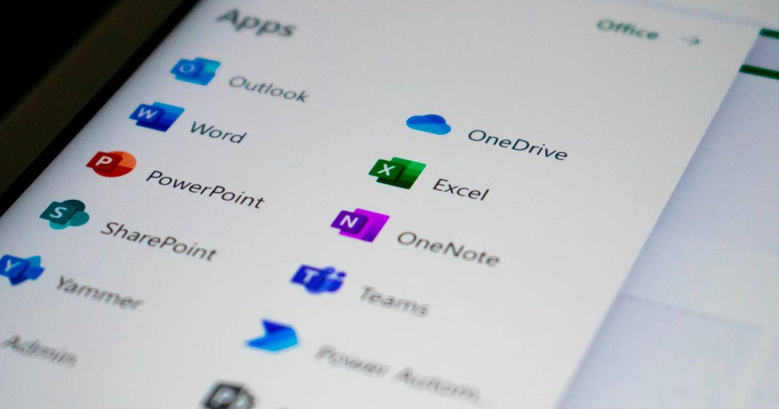 Устройство с OneDrive, Excel и другими приложениями на экране