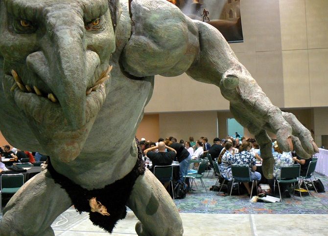 Игровые сессии в реальной жизни — люди за консолью, показывающие, как раньше общение было личным