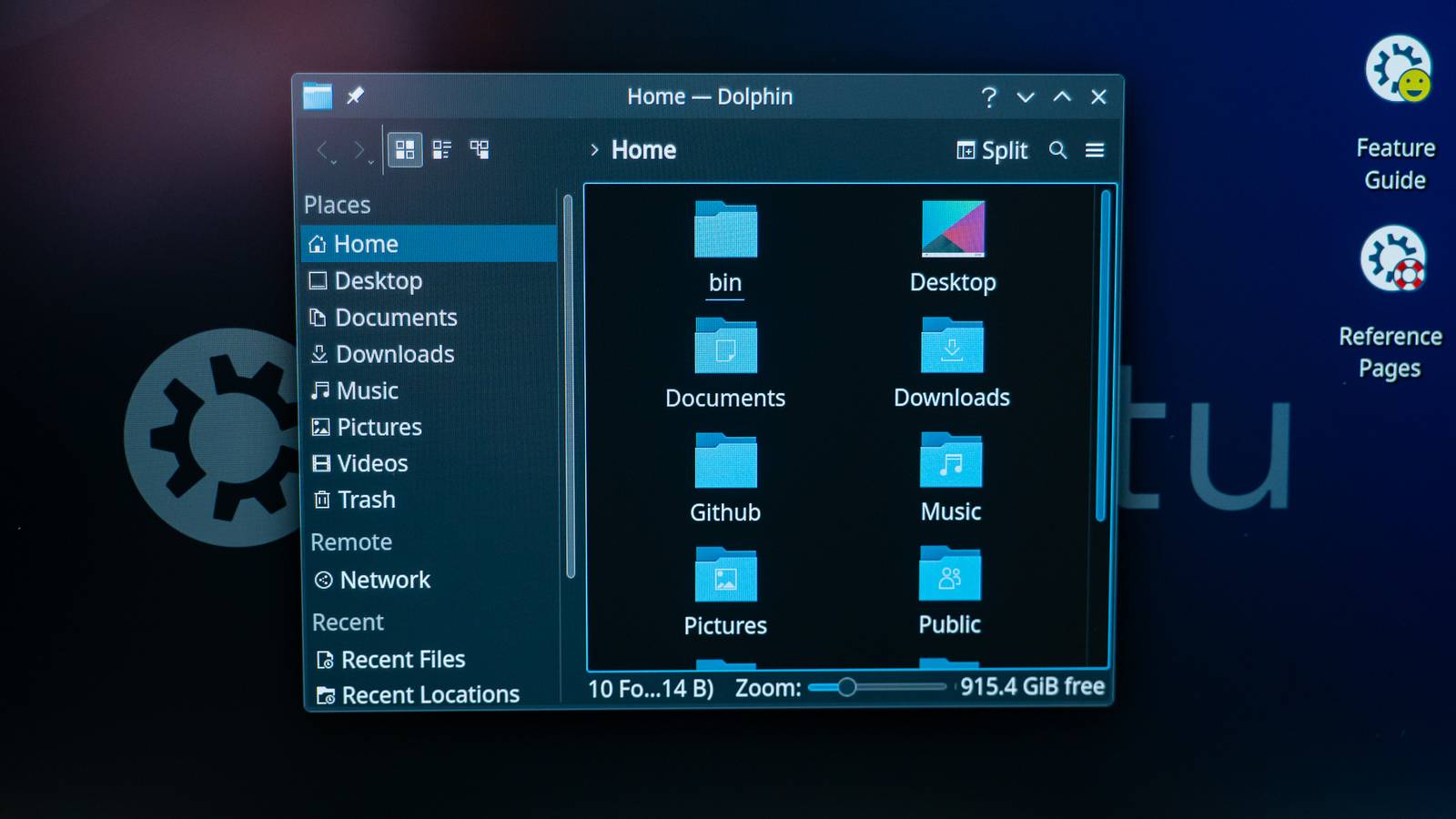 Файловый менеджер Dolphin открыт на рабочем столе Kubuntu, показано содержимое домашнего каталога.