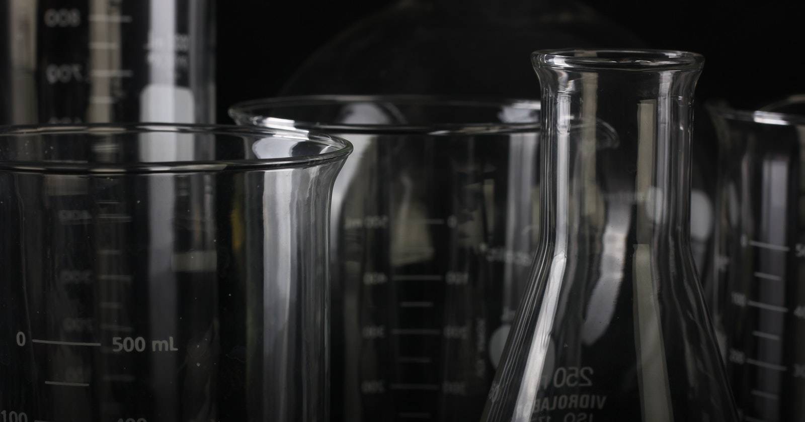 Прозрачные мерные чашки на деревянной поверхности