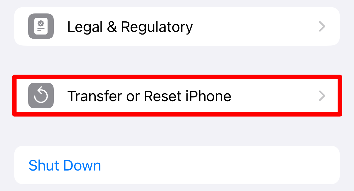 Пункт Перенос или сброс iPhone в настройках.