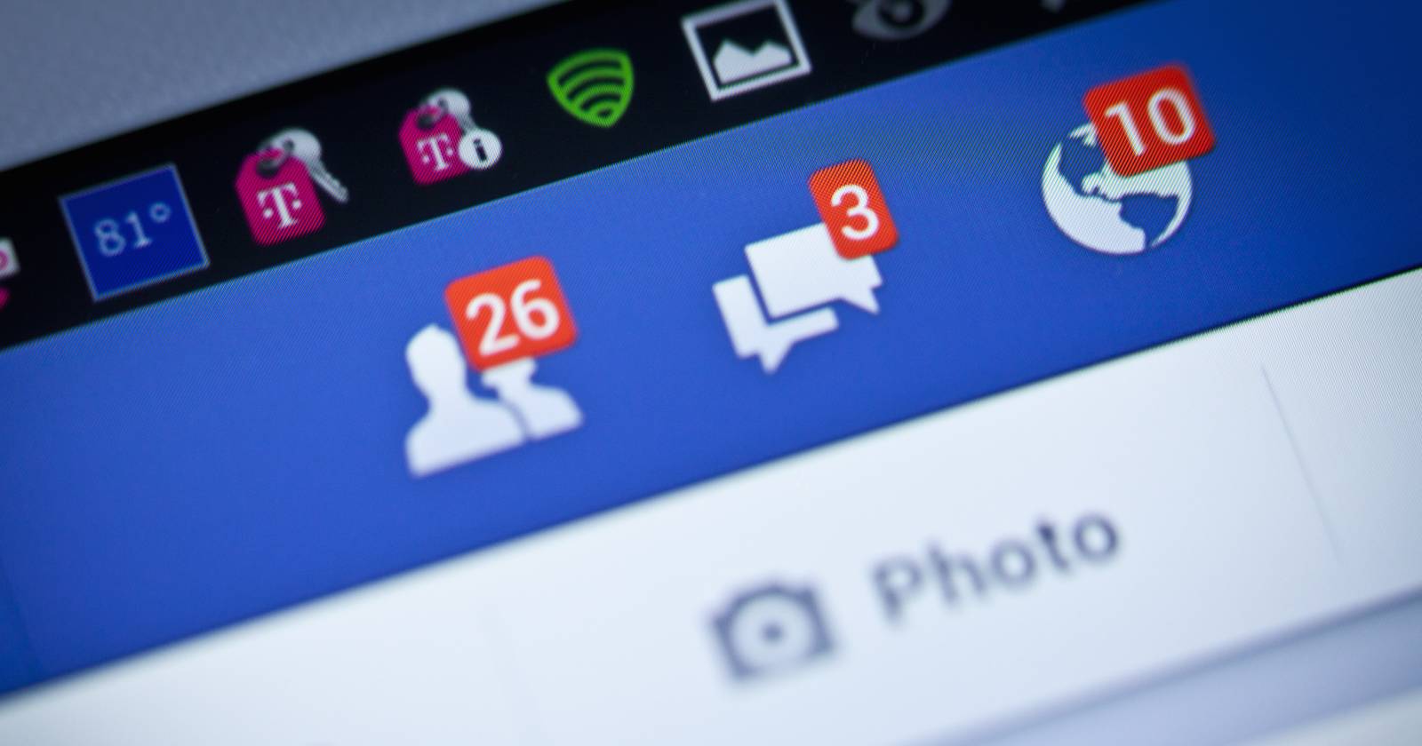 вид на логотип Facebook и Tor на экране