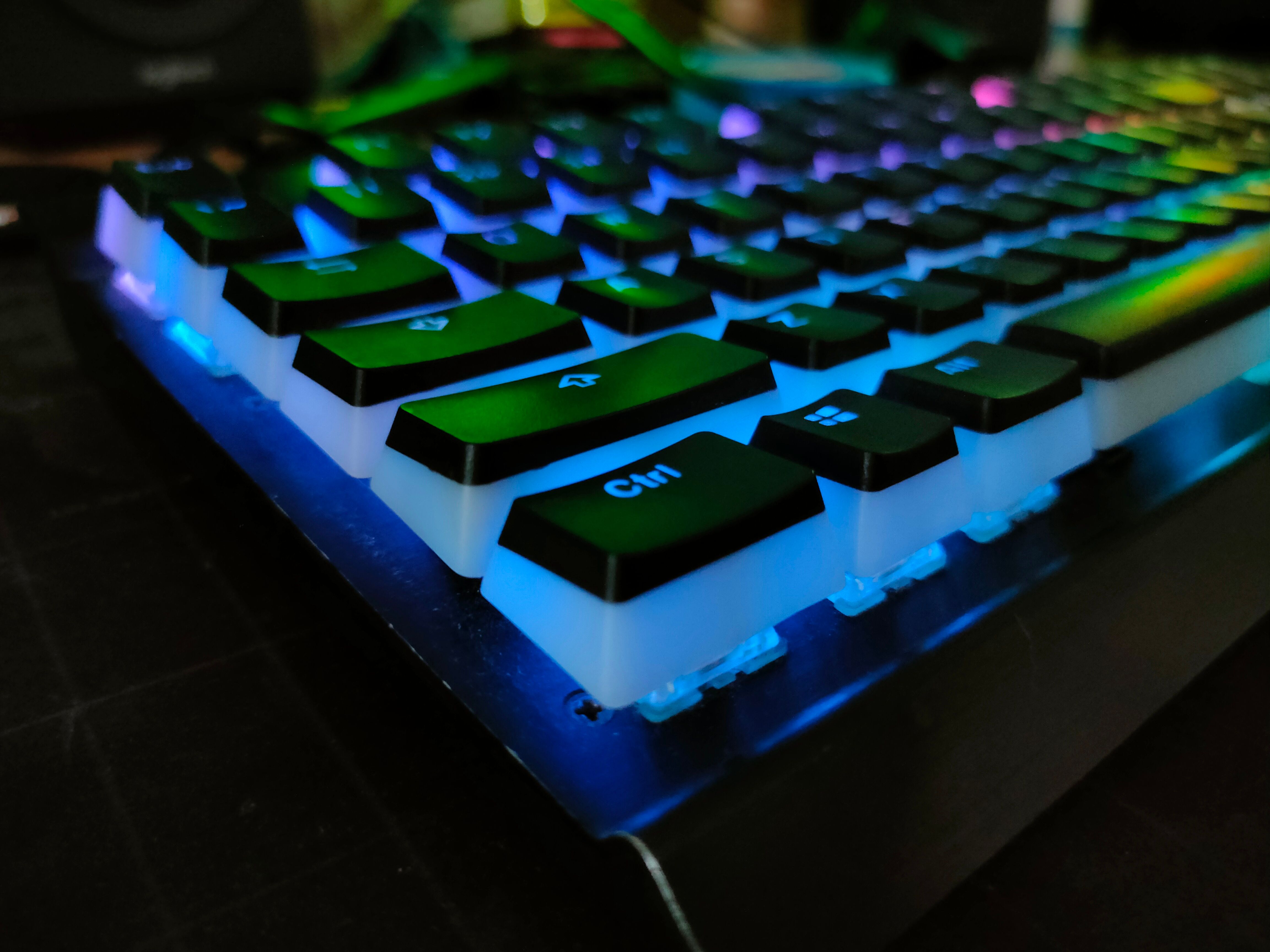 Corsair K70 в темноте с pudding кейкапами и RGB-подсветкой.