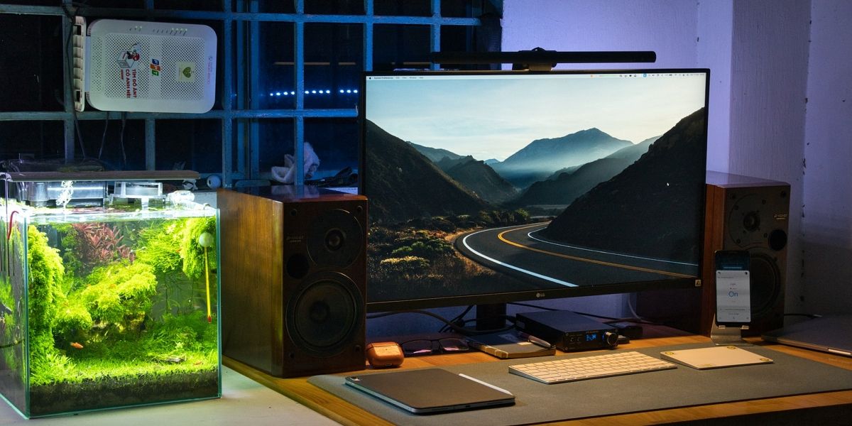 Монитор компьютера на столе