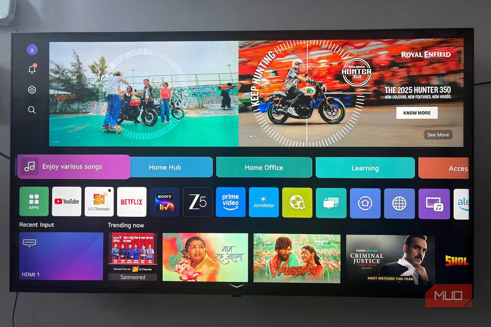 LG Smart TV на стене