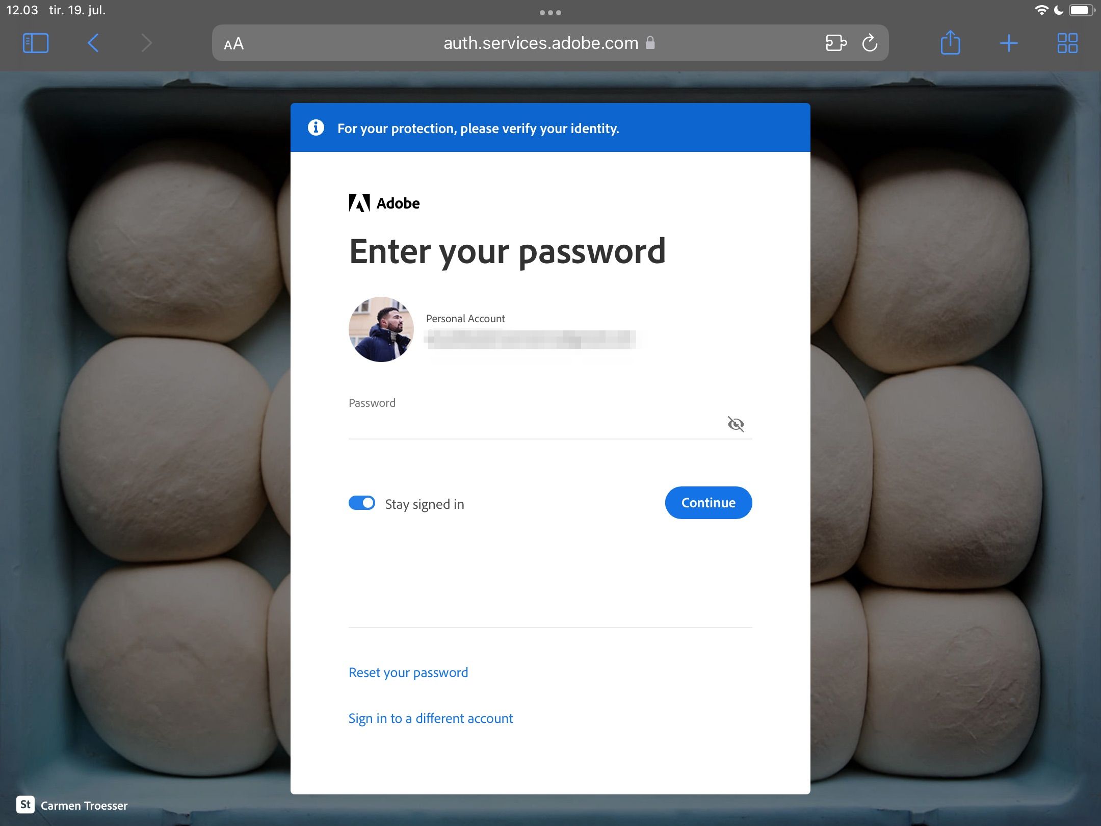 Скриншот: верификация аккаунта Adobe на планшете