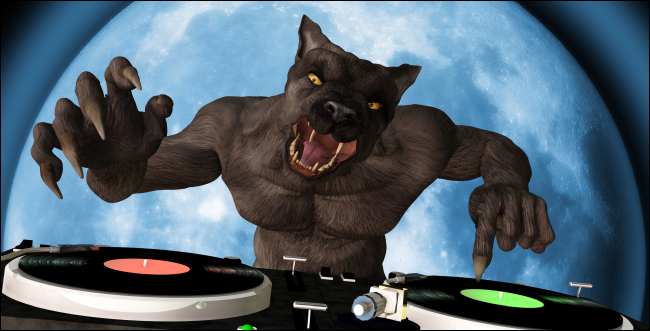 Портативная колонка на веранде с надписью 