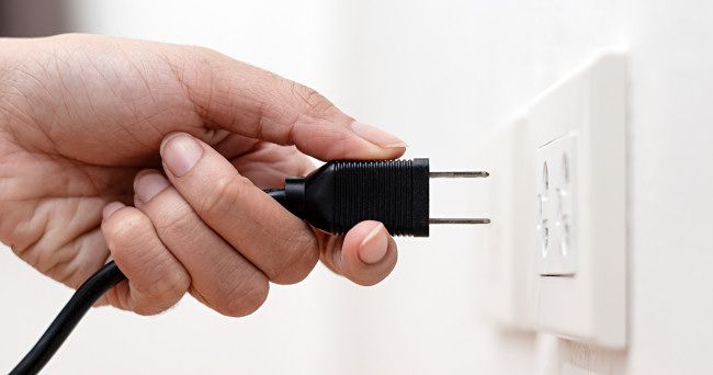 Подключение или отключение сетевого кабеля питания Apple TV