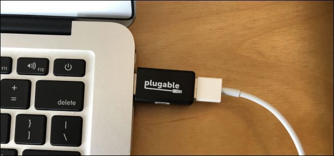 Небольшой USB-адаптер только для питания, вставленный в порт