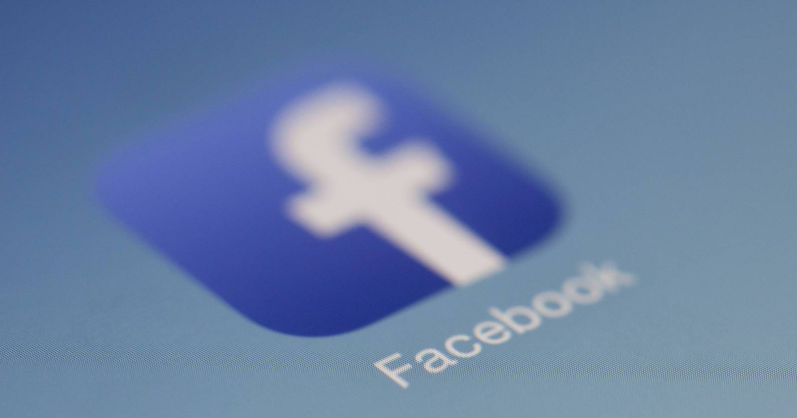 Логотип Facebook и иконки контактов на фоне