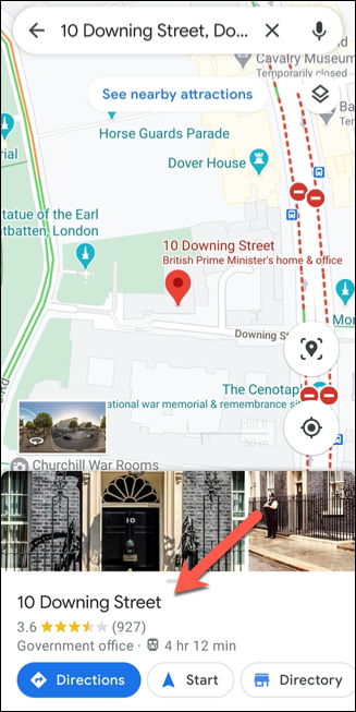 Карусель с информацией о месте в мобильном Google Maps: нажмите название места для открытия панели.