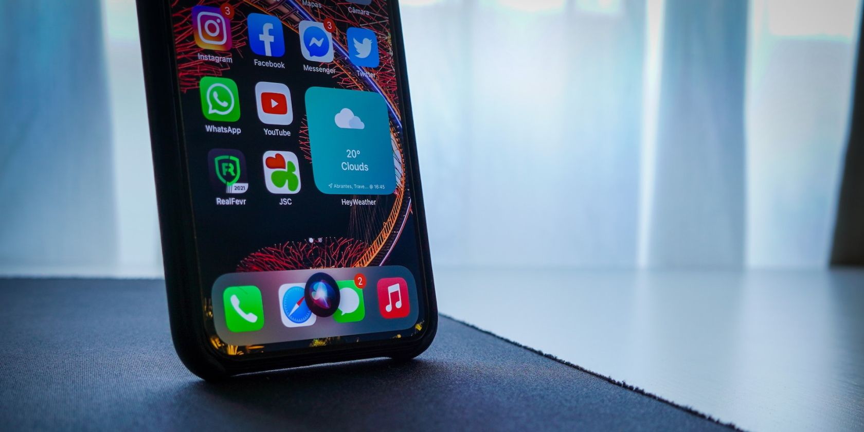 Siri слушает команду на iPhone, лежащем на столе