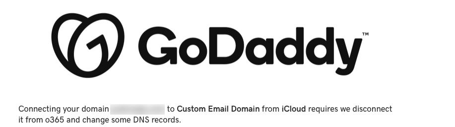 Скриншот GoDaddy с уведомлением о подключении домена к персональной почте iCloud и изменении DNS.