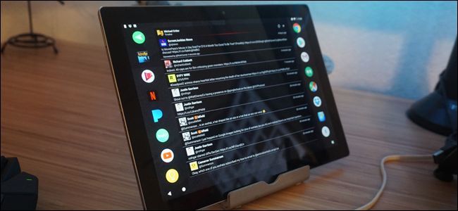 Планшет в настольной подставке рядом с монитором