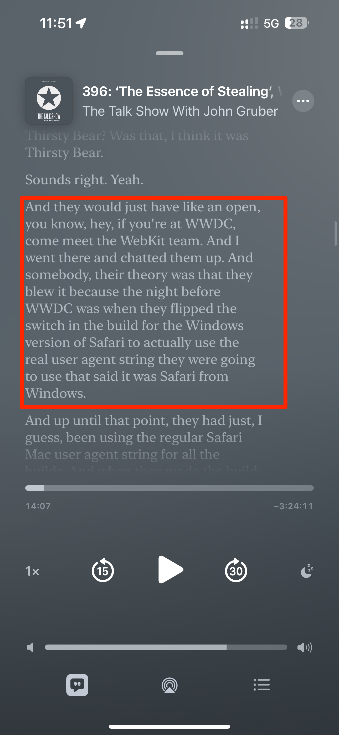 Транскрипт эпизода в Apple Podcasts на iPhone с выделенным абзацем.