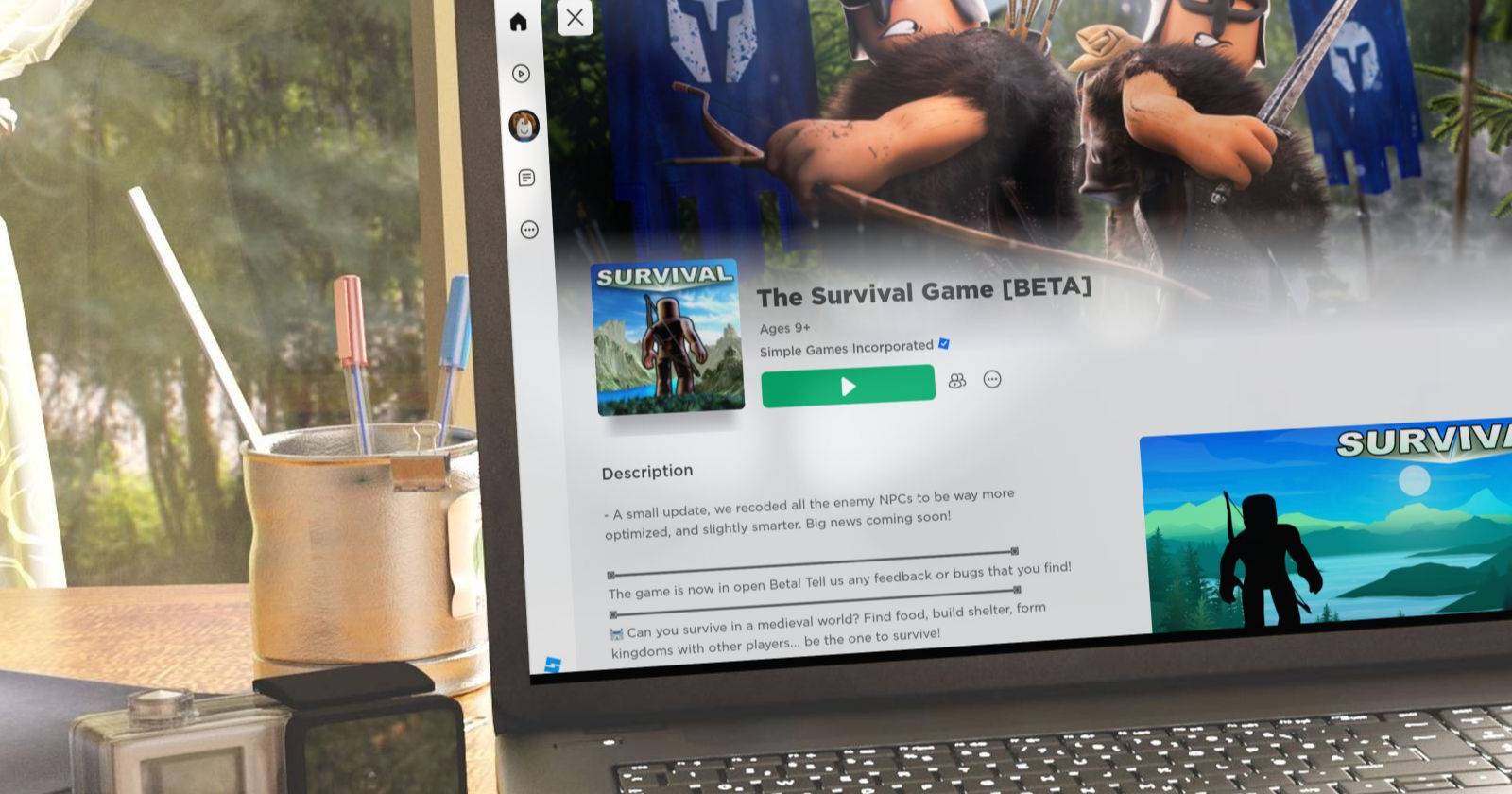 Клиент Roblox открыт на ноутбуке рядом с окном