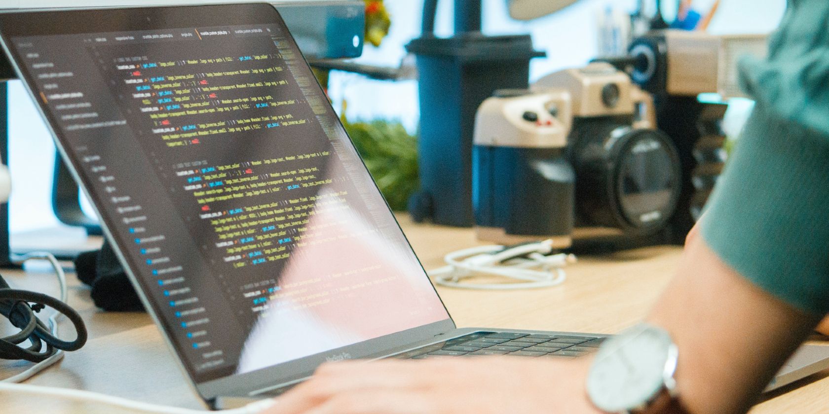 Отправка событий в Vue: $emit и defineEmits