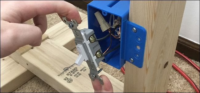 Выведенный из коробки выключатель с оголёнными проводами