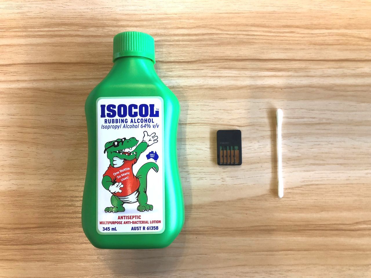 Необходимые принадлежности: изопропиловый спирт и ватная палочка