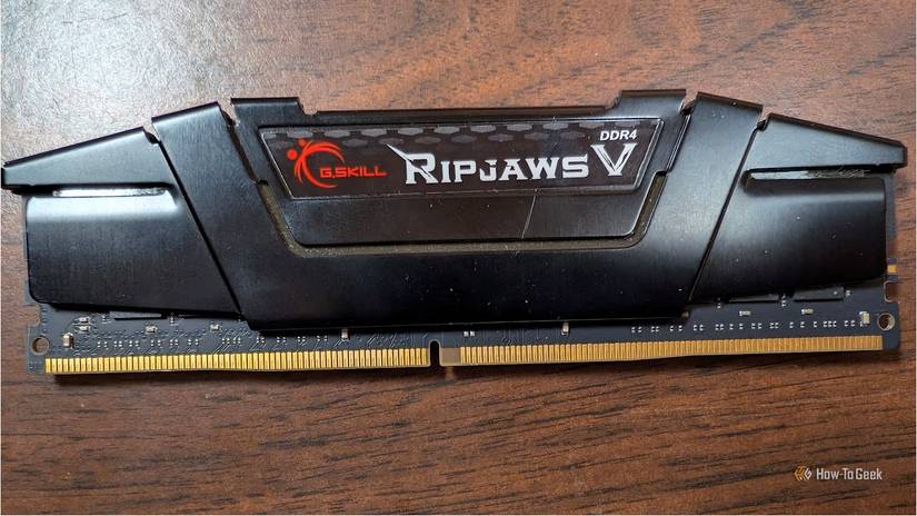 Модуль DDR4 с чётко видимыми контактами