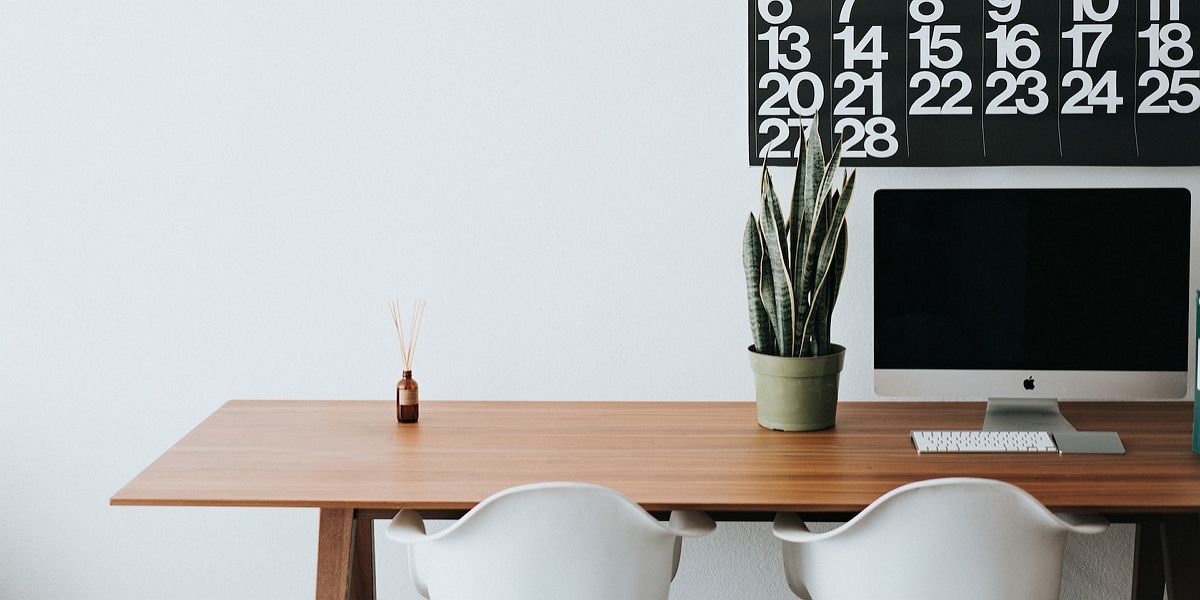 Серебристый iMac на деревянном столе