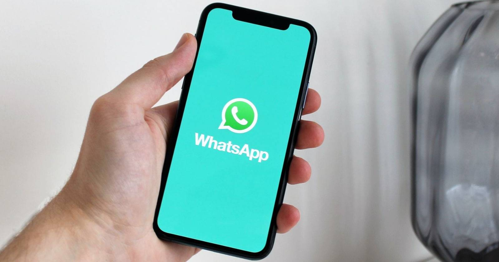 Мобильный телефон с экраном WhatsApp
