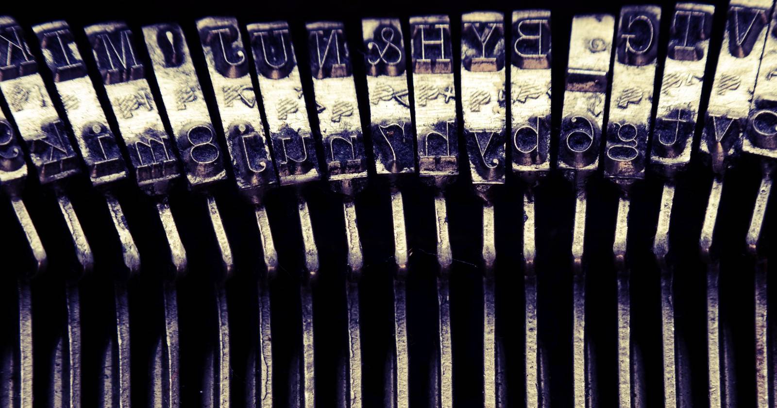 Крупный план окна проводника с файлами шрифтов для установки в Windows 10