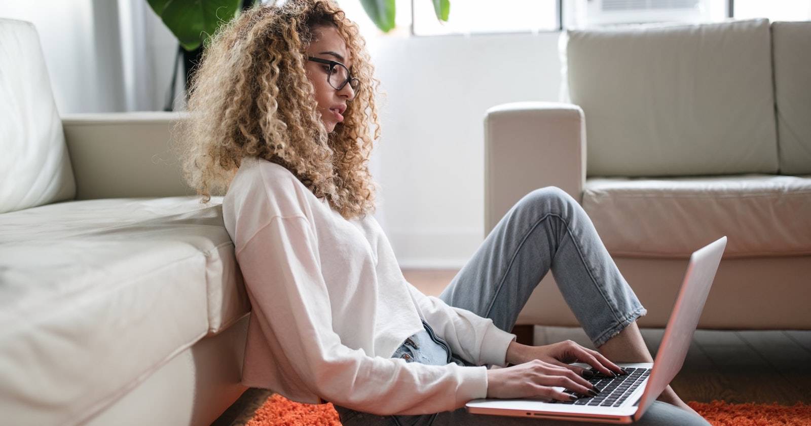 Женщина просматривает сайт на ноутбуке