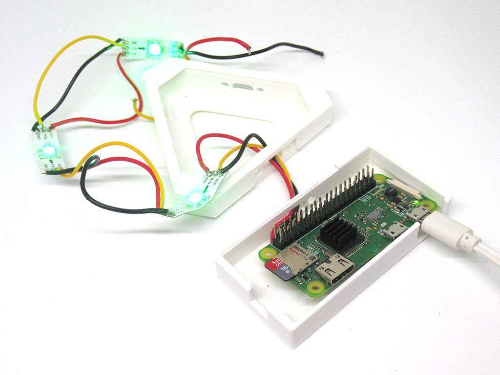 Полностью запаянная мини‑панель Nanoleaf, подключённая и работающая от питания.