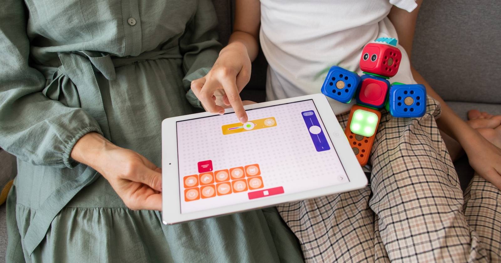 Ребёнок и родитель контролируют iPad вместе