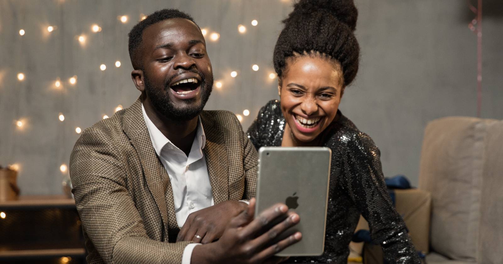 Весёлая функция Zoom с участниками в праздничных нарядах