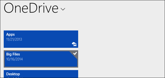 Снимок экрана: выделение папки в приложении OneDrive и панель опций для режима online-only