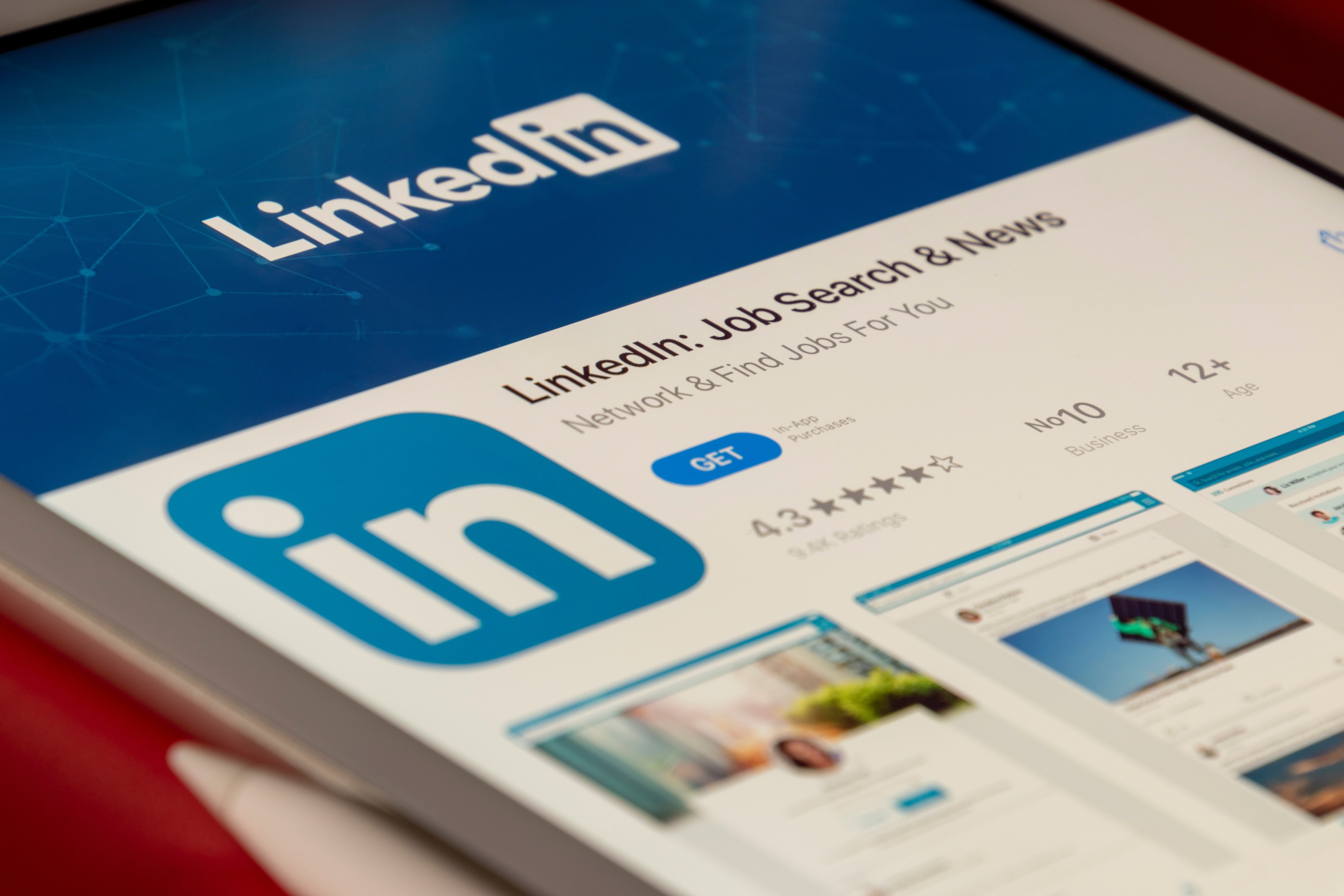 Экран мобильного приложения LinkedIn на телефоне